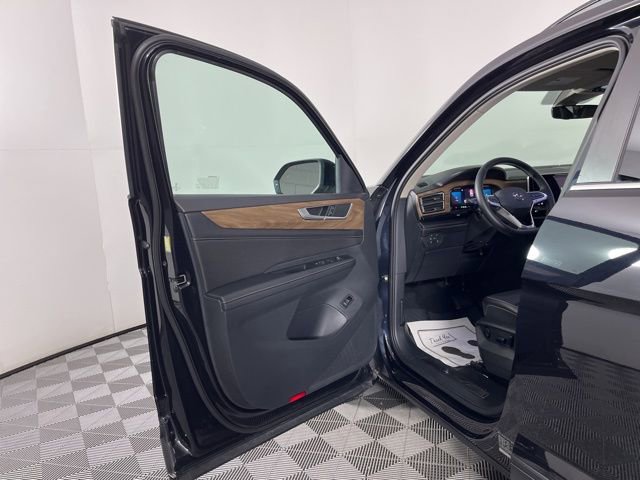 Used 2024 Volkswagen Atlas SE w/ Black Wheel Package image 16