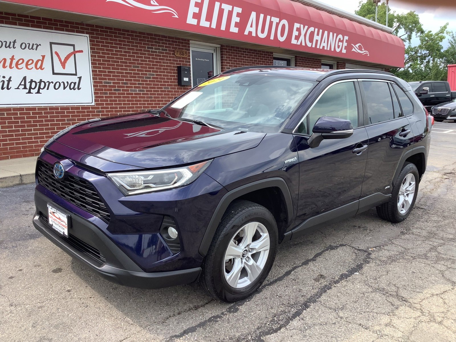 Used 2021 Toyota RAV4 XLE w/ Convenience Package image 1
