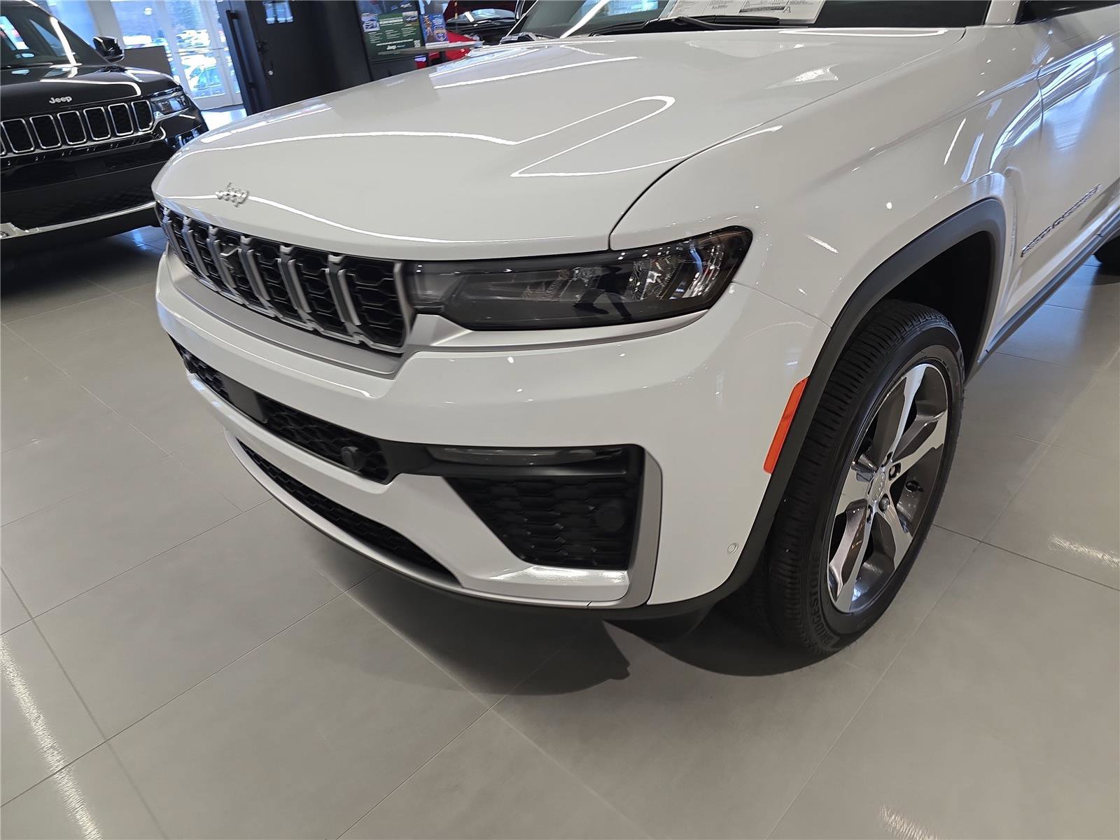 New 2026 Jeep Grand Cherokee Limited w/ Luxury Tech Group II AWD/4WD image 8