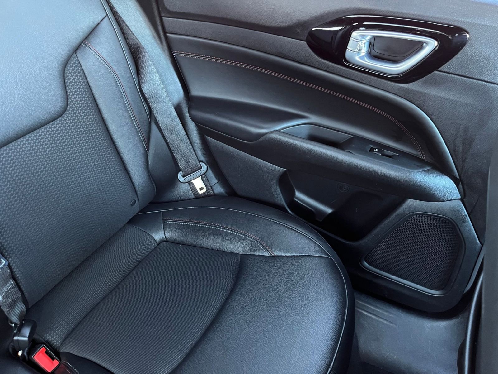 Used 2025 Jeep Compass Trailhawk image 37