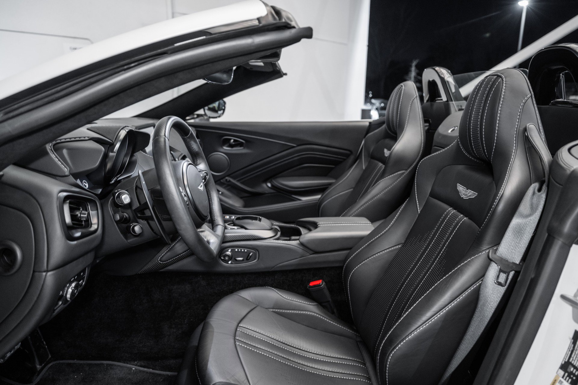 Used 2023 Aston Martin V8 Vantage Roadster image 12