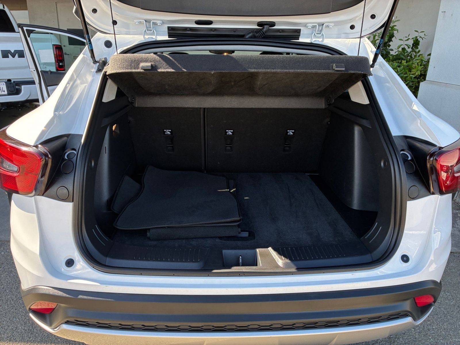 Used 2025 Chevrolet Trax LT image 32