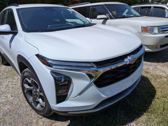 Used 2025 Chevrolet Trax LT w/ LT Convenience Package image 2