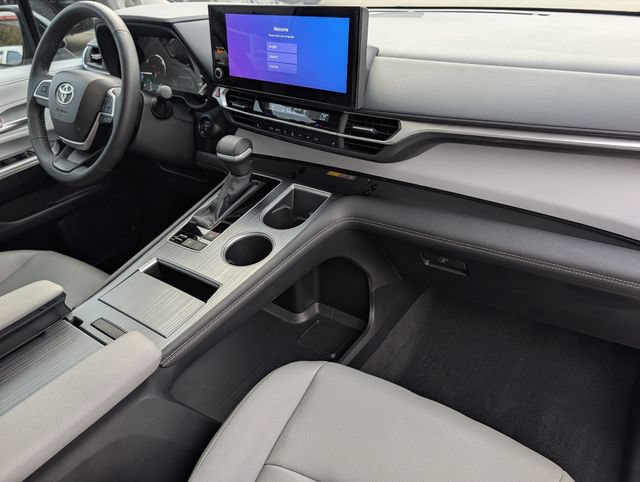 Certified 2026 Toyota Sienna XLE FWD image 32