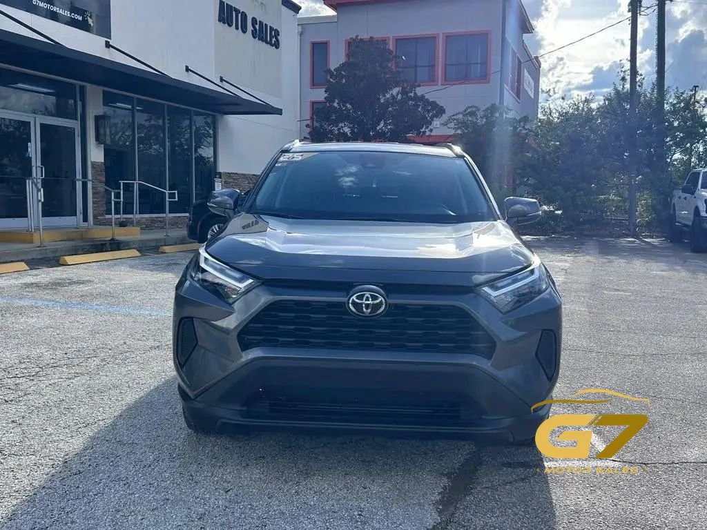 Used 2025 Toyota RAV4 XLE AWD/4WD image 2