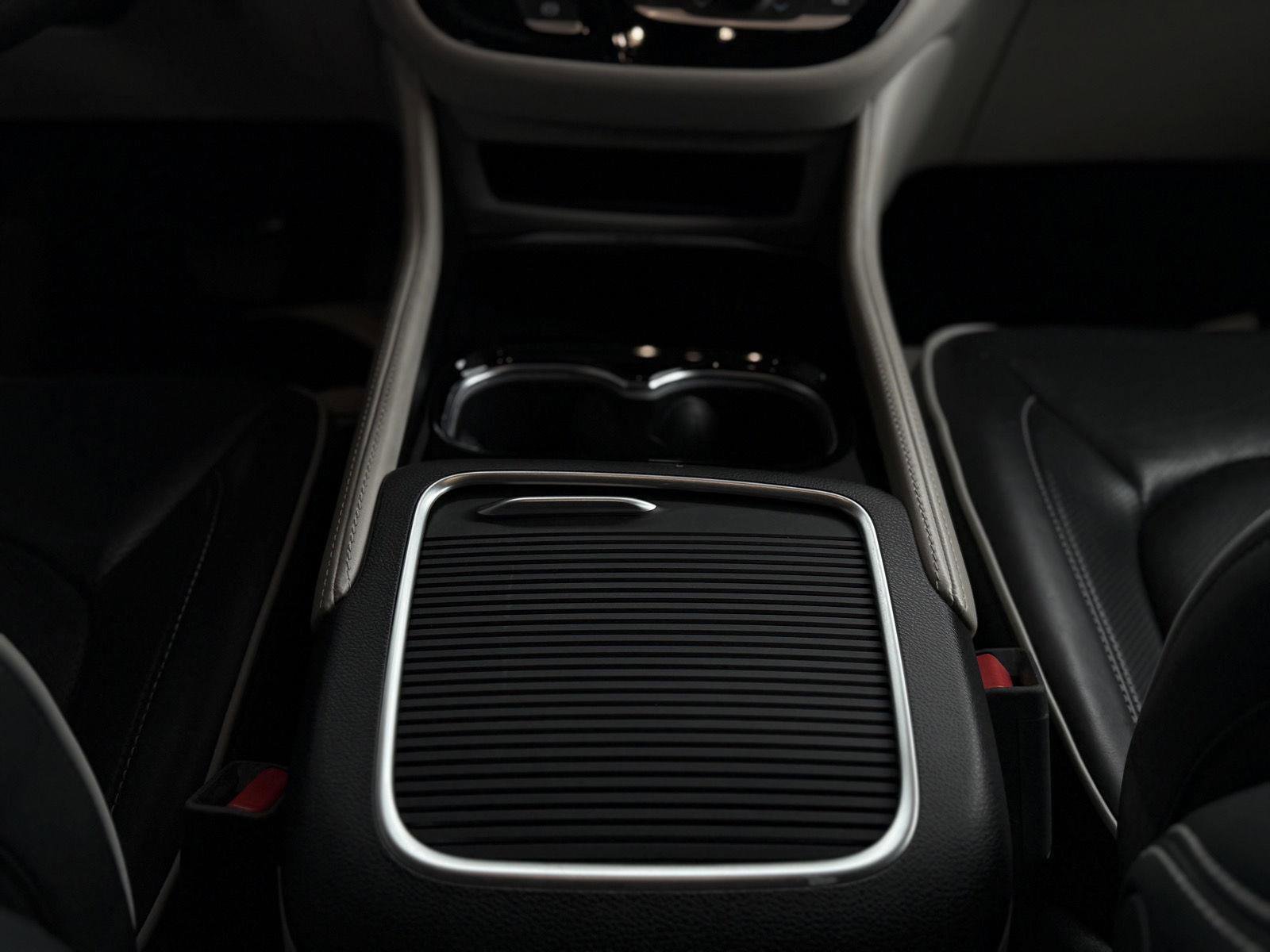 Used 2024 Chrysler Pacifica Limited image 22