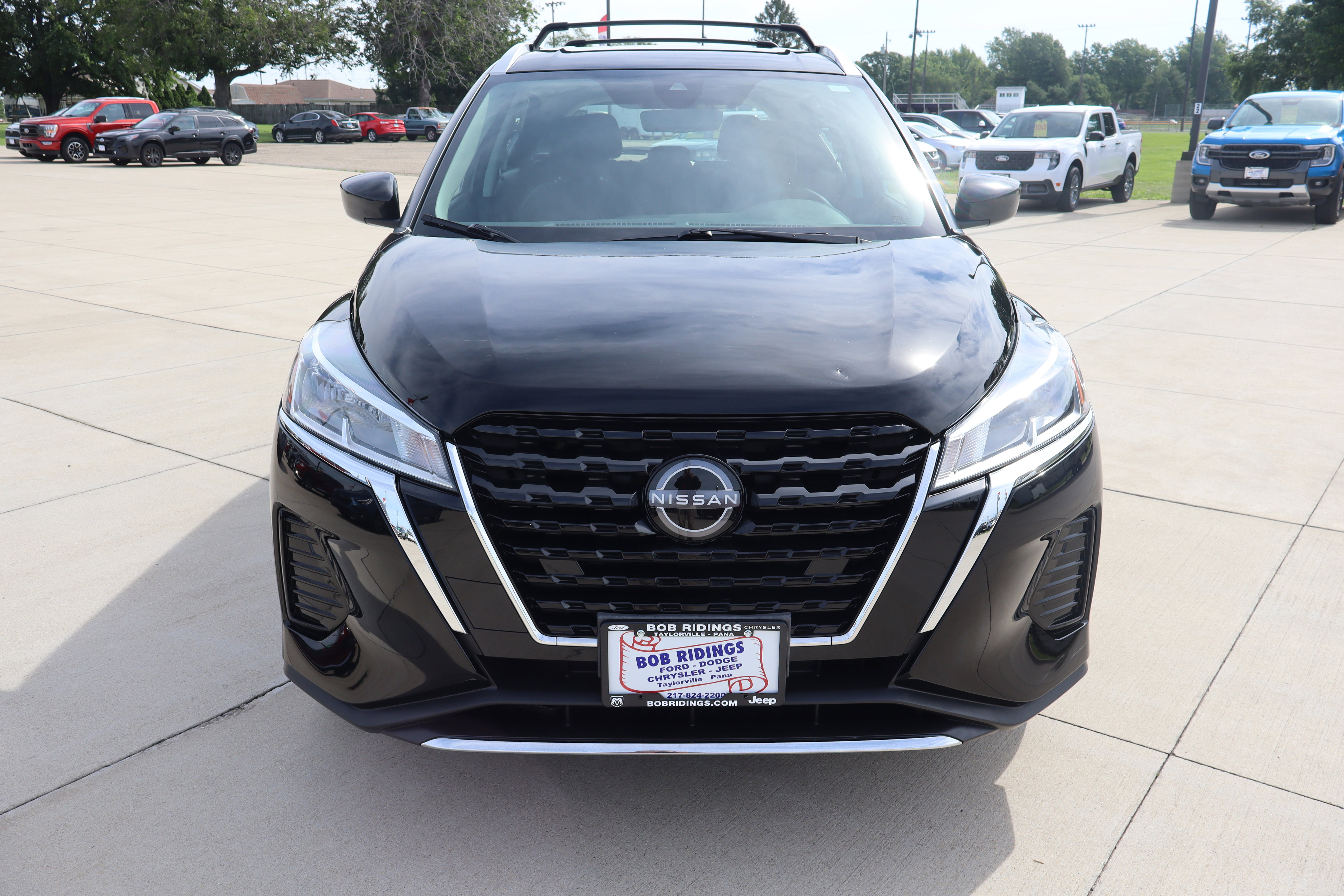 Used 2023 Nissan Kicks SV w/ Interior Electronics Package FWD image 3