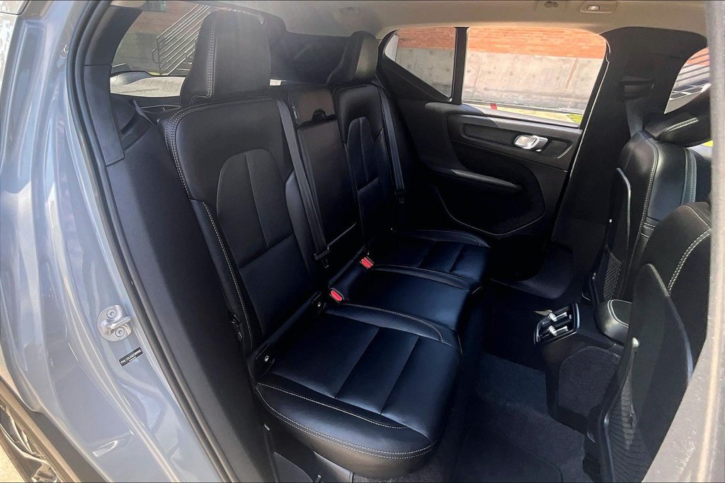 Certified 2025 Volvo XC40 B5 Core AWD/4WD image 37