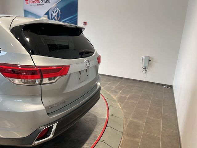 Used 2019 Toyota Highlander Limited AWD/4WD image 6