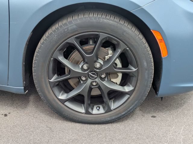 Used 2024 Chrysler Pacifica Limited w/ S Appearance Package FWD image 11