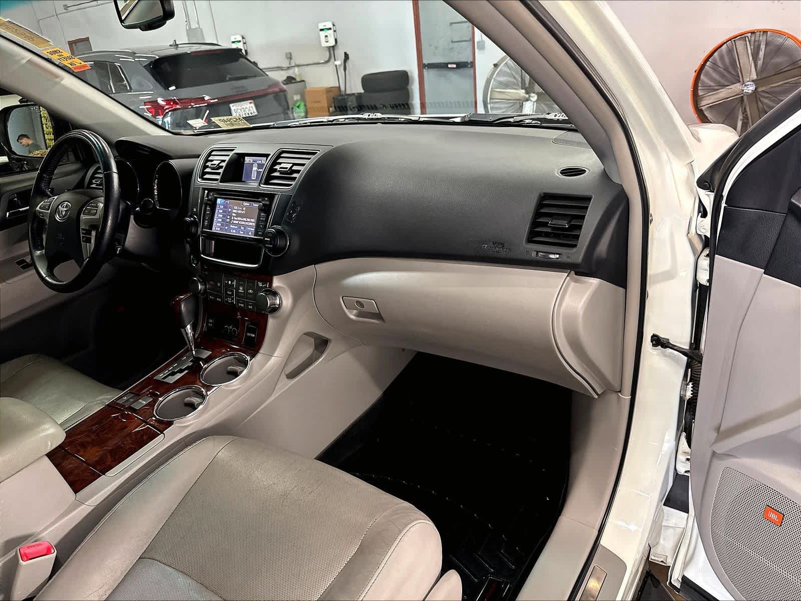 Used 2013 Toyota Highlander Limited AWD/4WD image 17