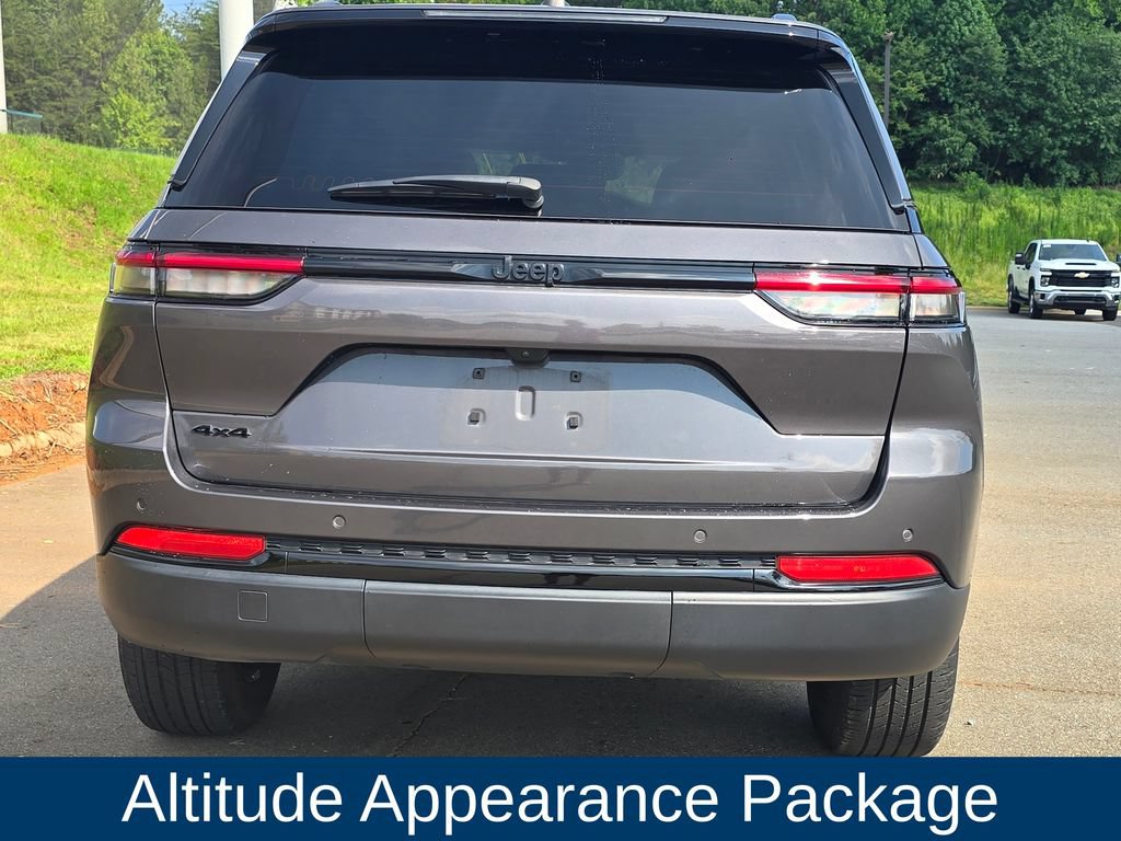 Used 2024 Jeep Grand Cherokee Altitude AWD/4WD image 4
