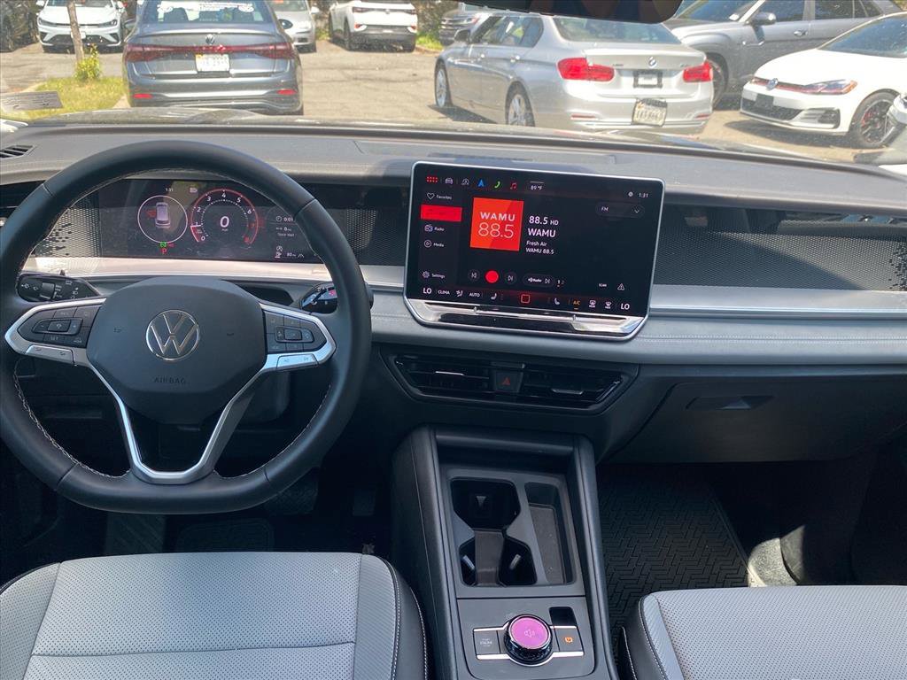 Used 2025 Volkswagen Tiguan SE AWD/4WD image 8