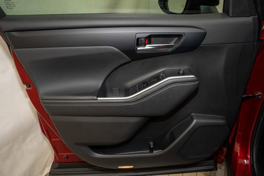 Certified 2024 Toyota Highlander XLE image 14