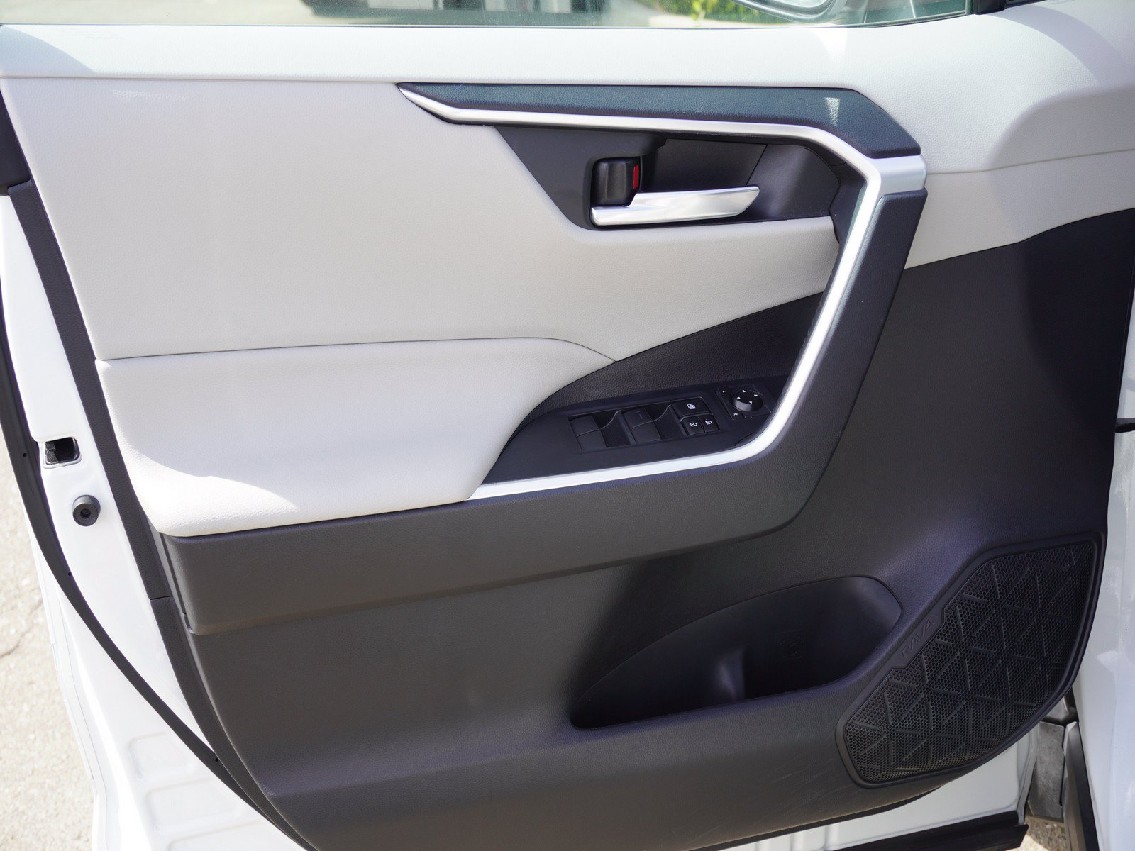 Used 2020 Toyota RAV4 XLE w/ All Weather Liner Package FWD image 18