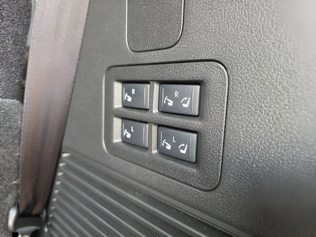 Used 2025 Nissan Armada SL w/ Captain's Chari Seat Package image 9