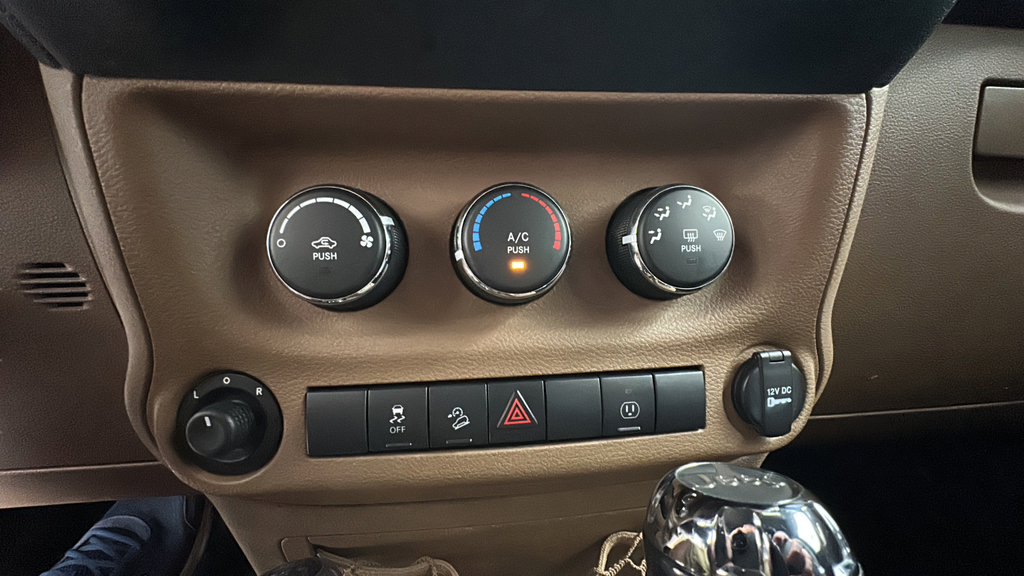 Used 2013 Jeep Wrangler Unlimited Sahara AWD/4WD image 18