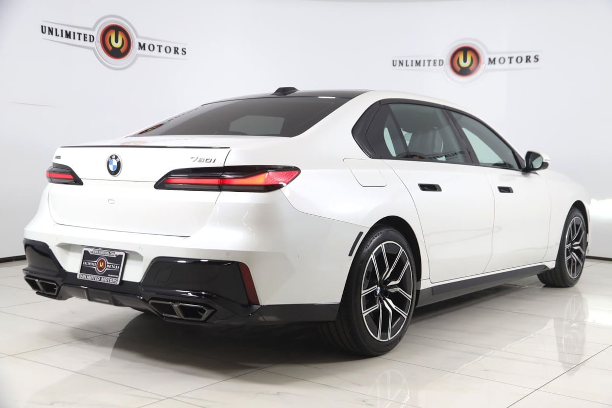 Used 2025 BMW 760i xDrive AWD/4WD image 3