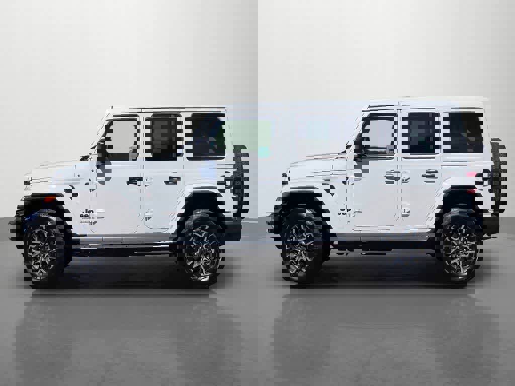 Used 2025 Jeep Wrangler Sahara image 3