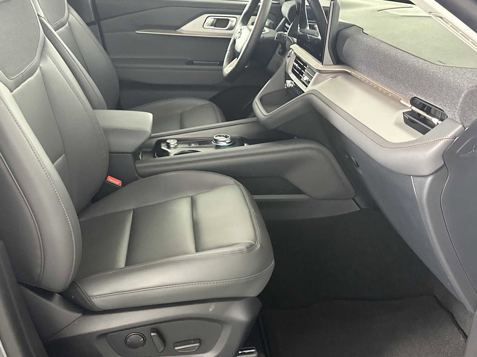 Used 2025 Ford Explorer Active w/ Active Comfort Package RWD image 15