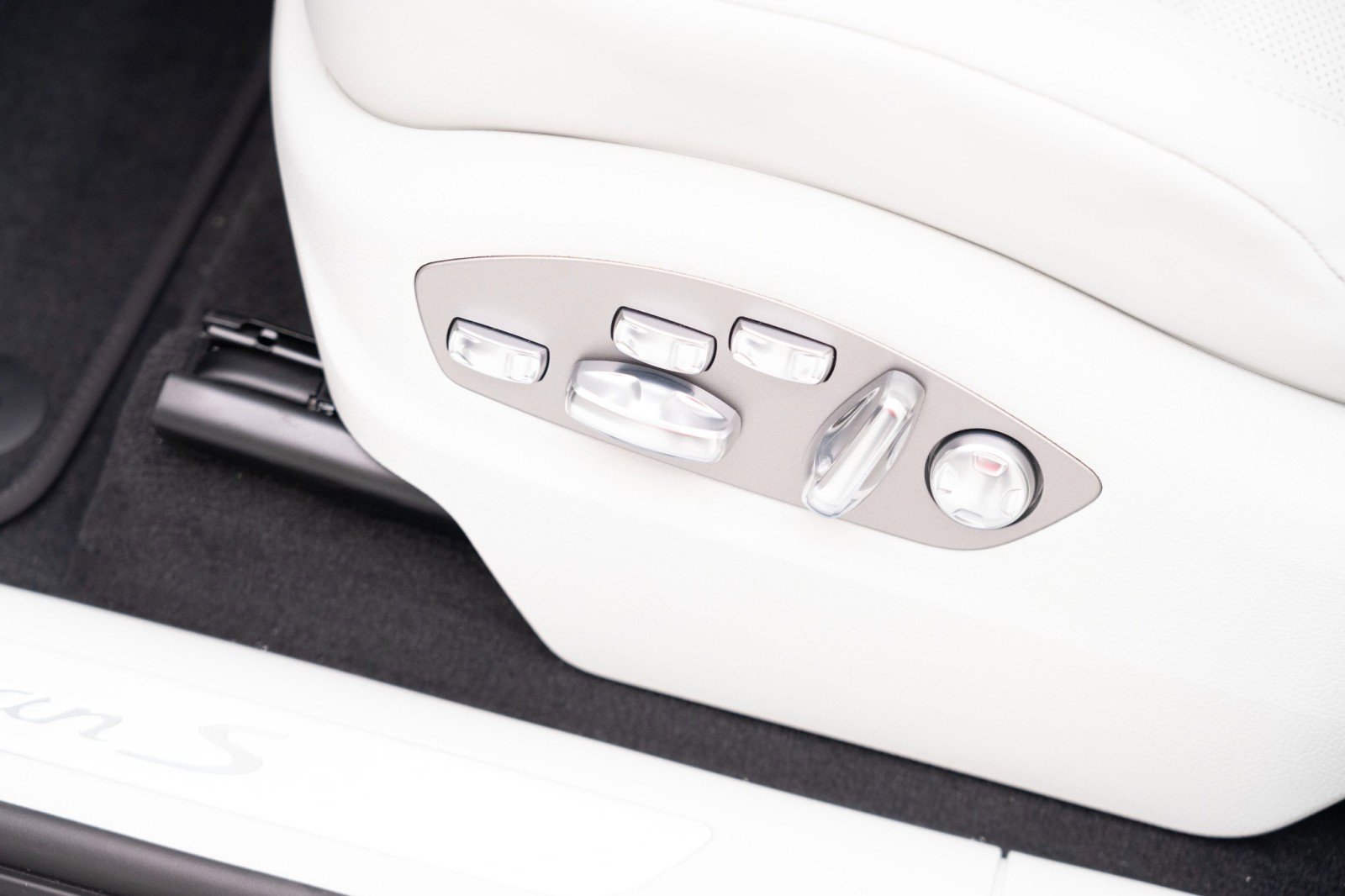 New 2025 Porsche Macan S image 16