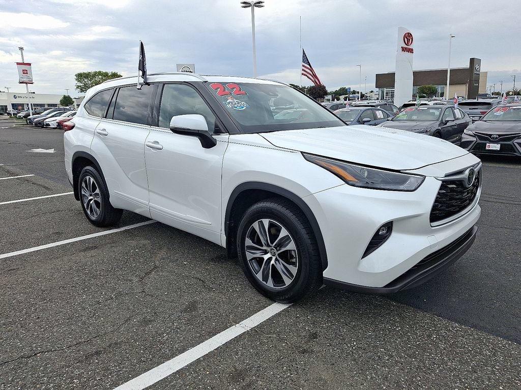 Used 2022 Toyota Highlander XLE AWD/4WD image 3