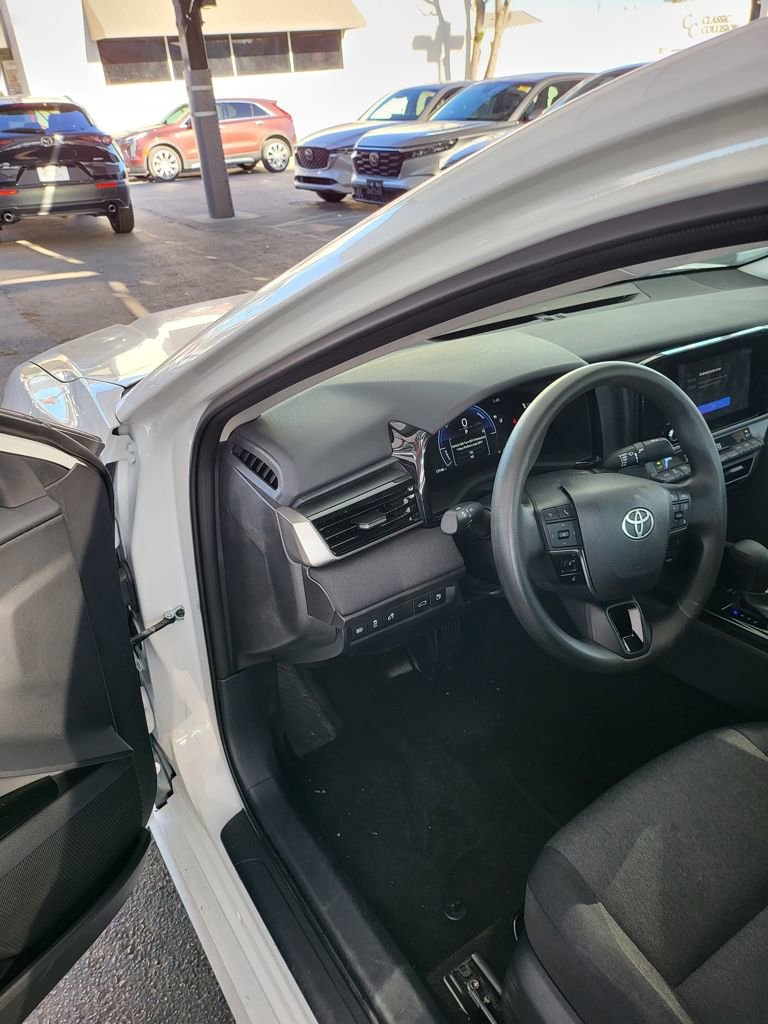 Used 2025 Toyota Camry LE image 3