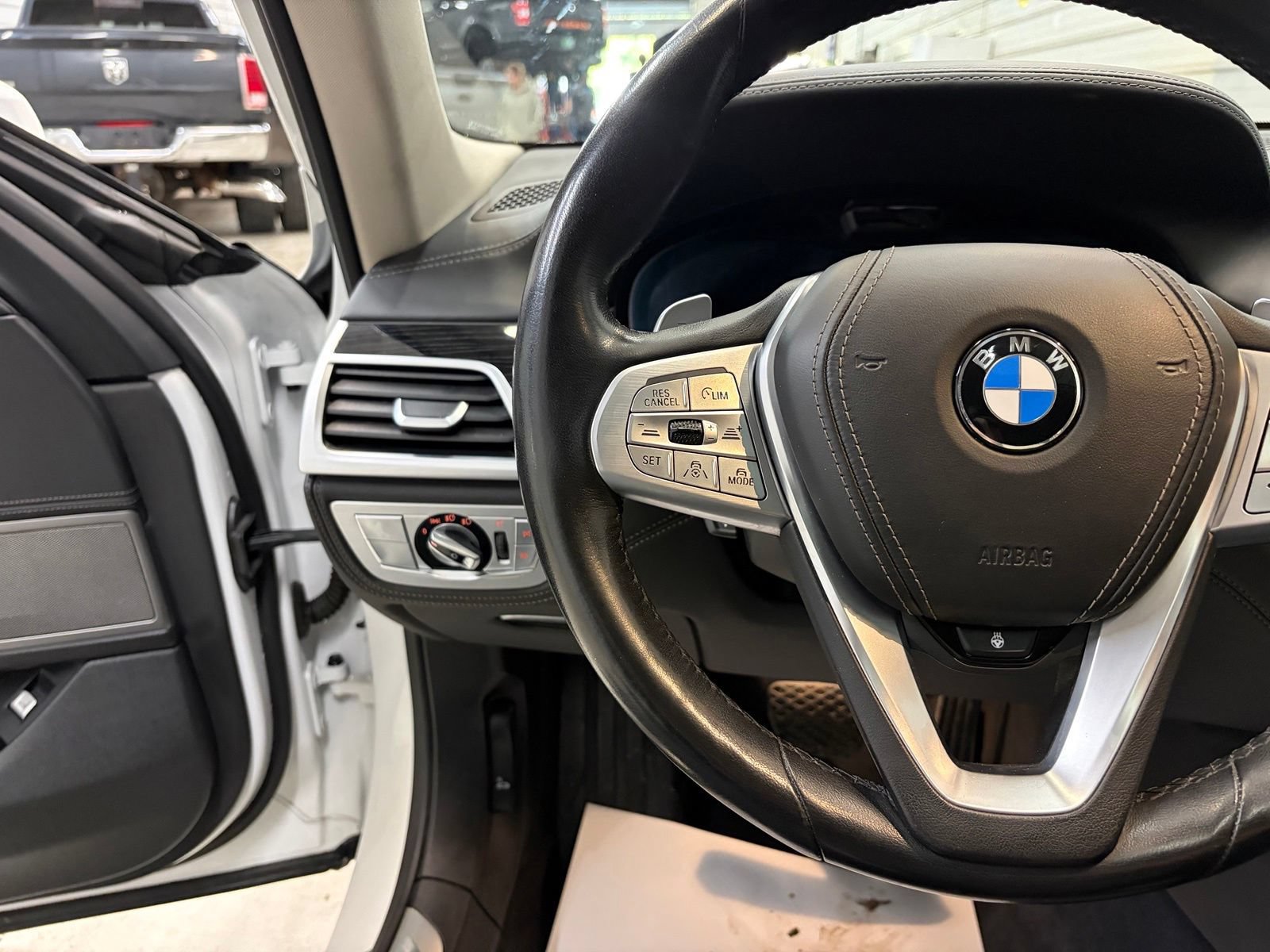 Used 2022 BMW 740i xDrive w/ Premium Package AWD/4WD image 12