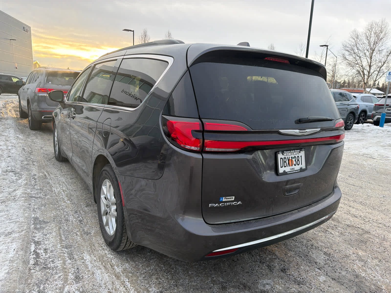 Used 2022 Chrysler Pacifica Touring-L image 4