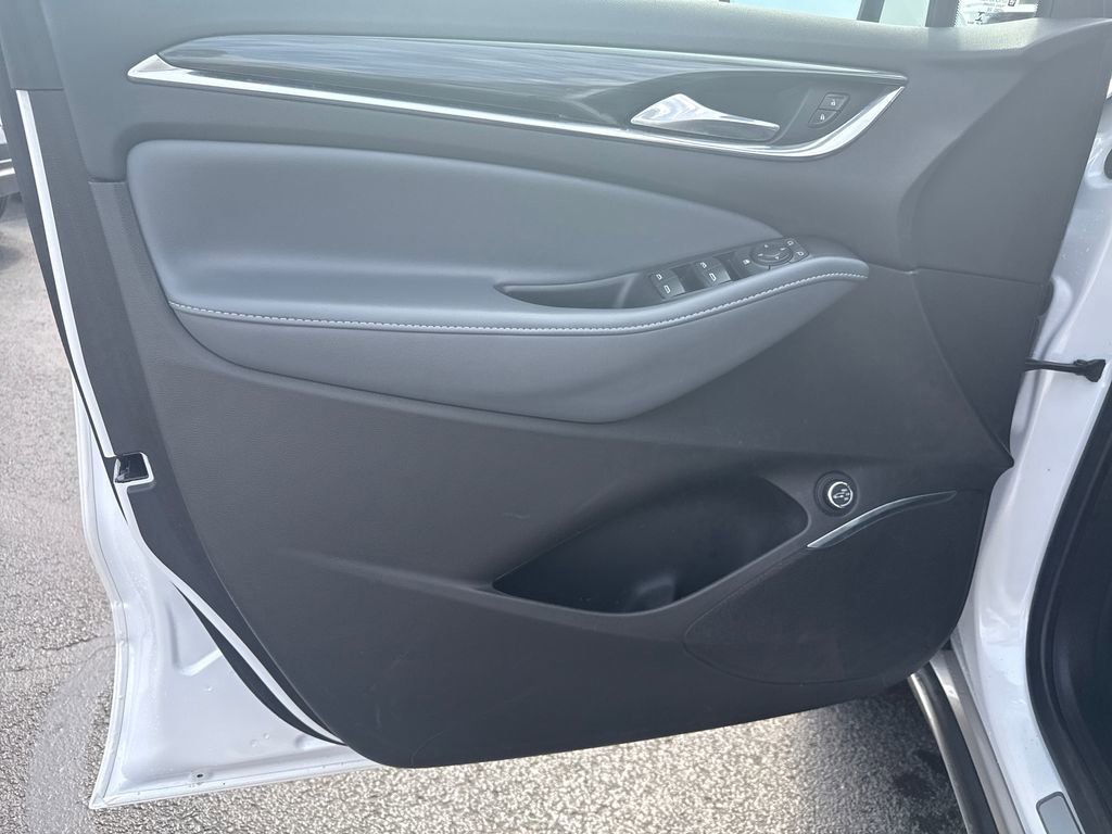 Used 2021 Buick Enclave Essence image 12