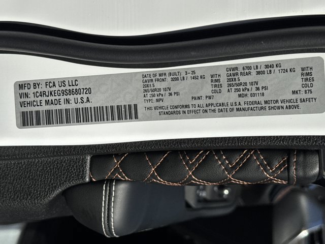 Certified 2025 Jeep Grand Cherokee L Summit AWD/4WD image 40