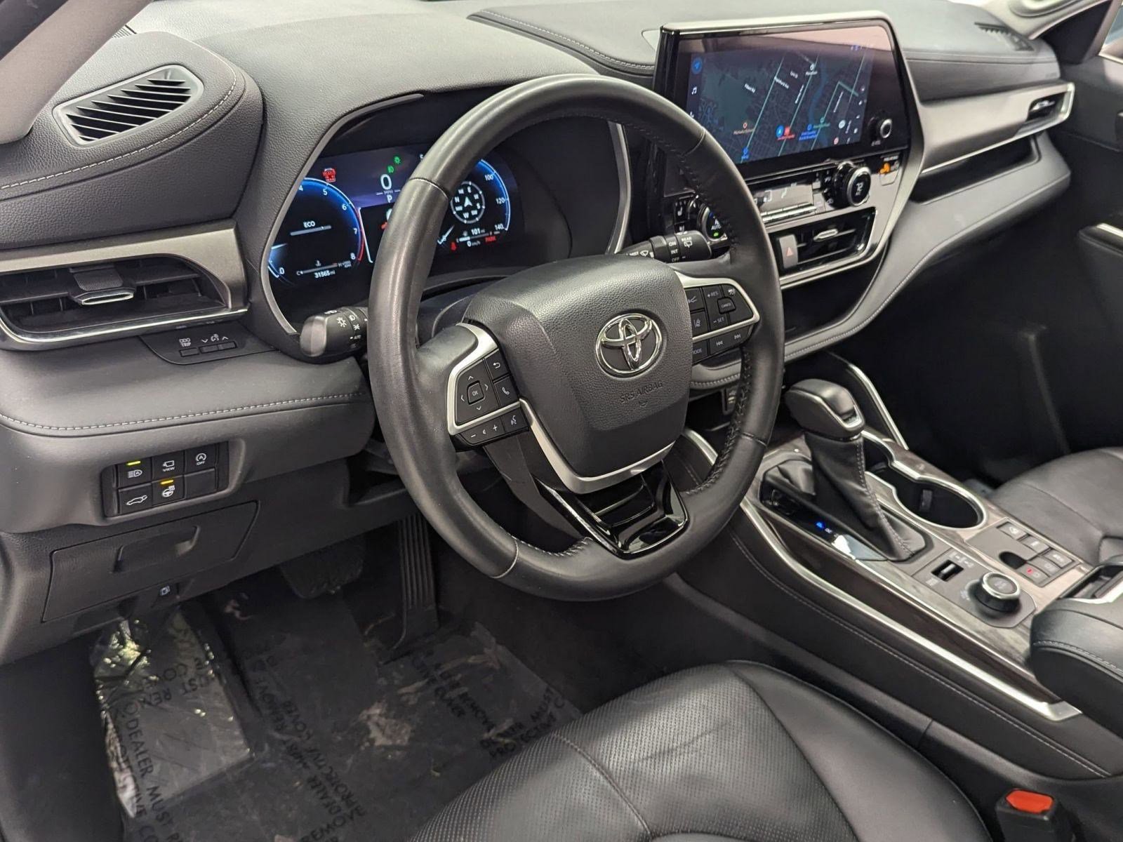 Used 2023 Toyota Highlander Limited image 3