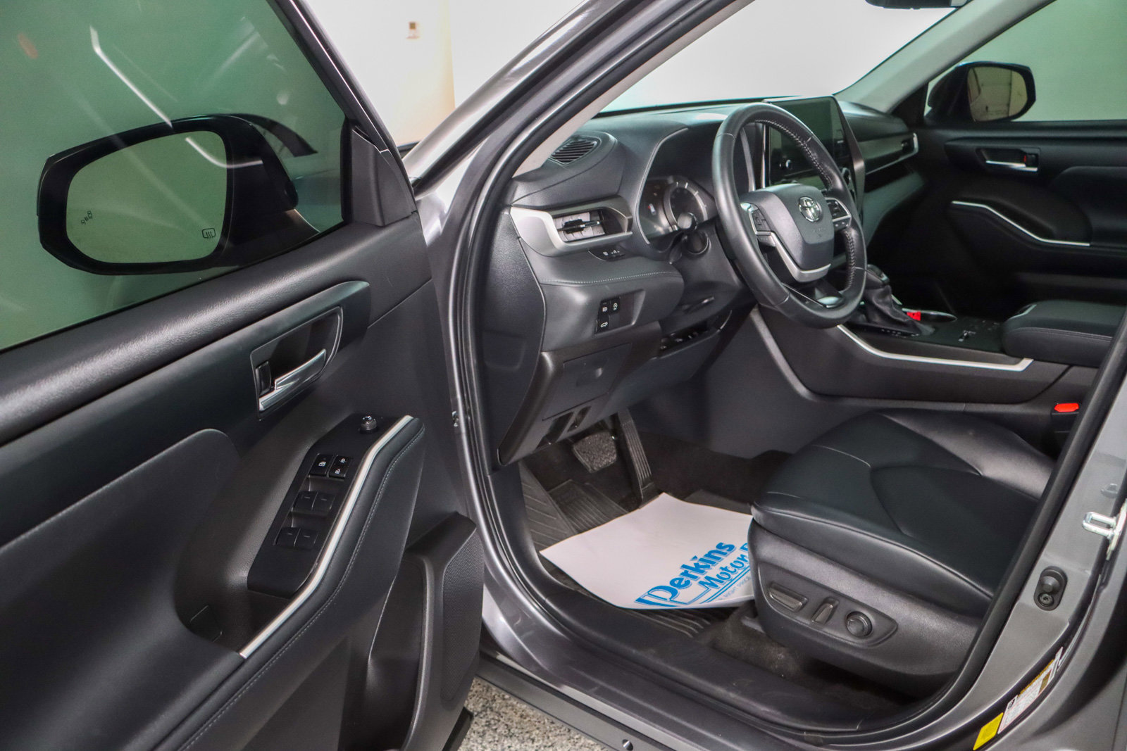 Used 2024 Toyota Highlander XLE image 3