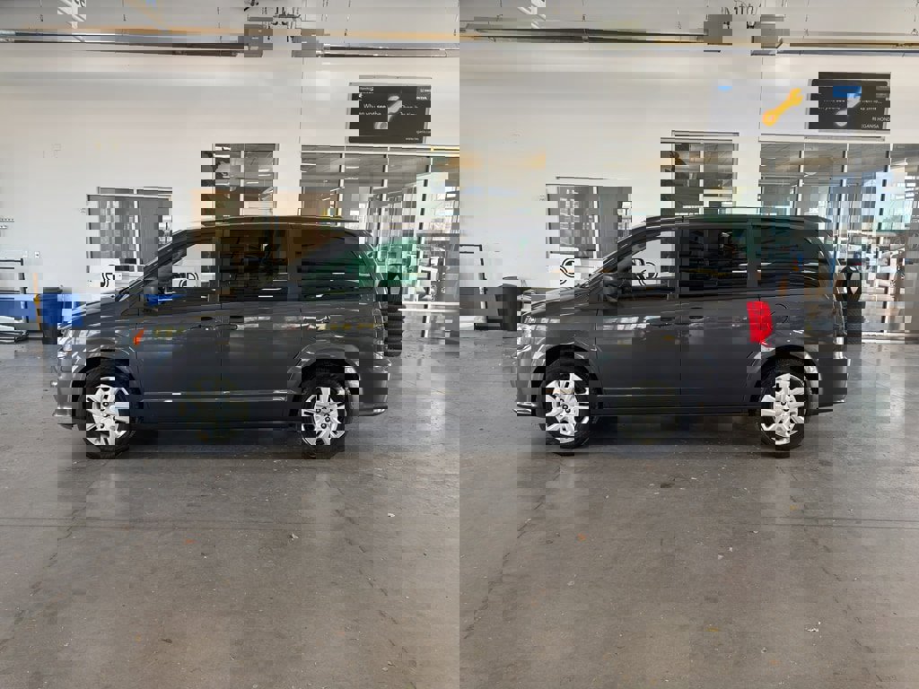 Used 2019 Dodge Grand Caravan SE w/ UConnect Hands-Free Group image 2