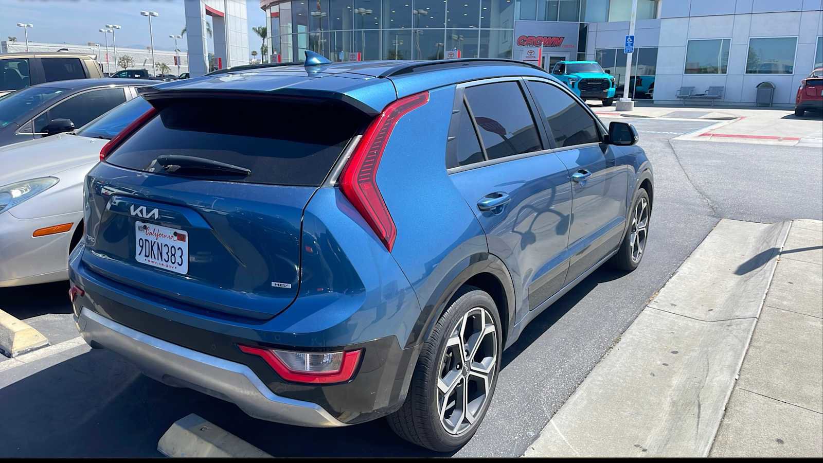 Used 2023 Kia Niro EX Touring FWD image 2