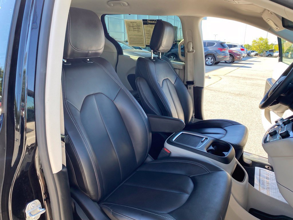 Used 2024 Chrysler Pacifica Touring-L FWD image 29