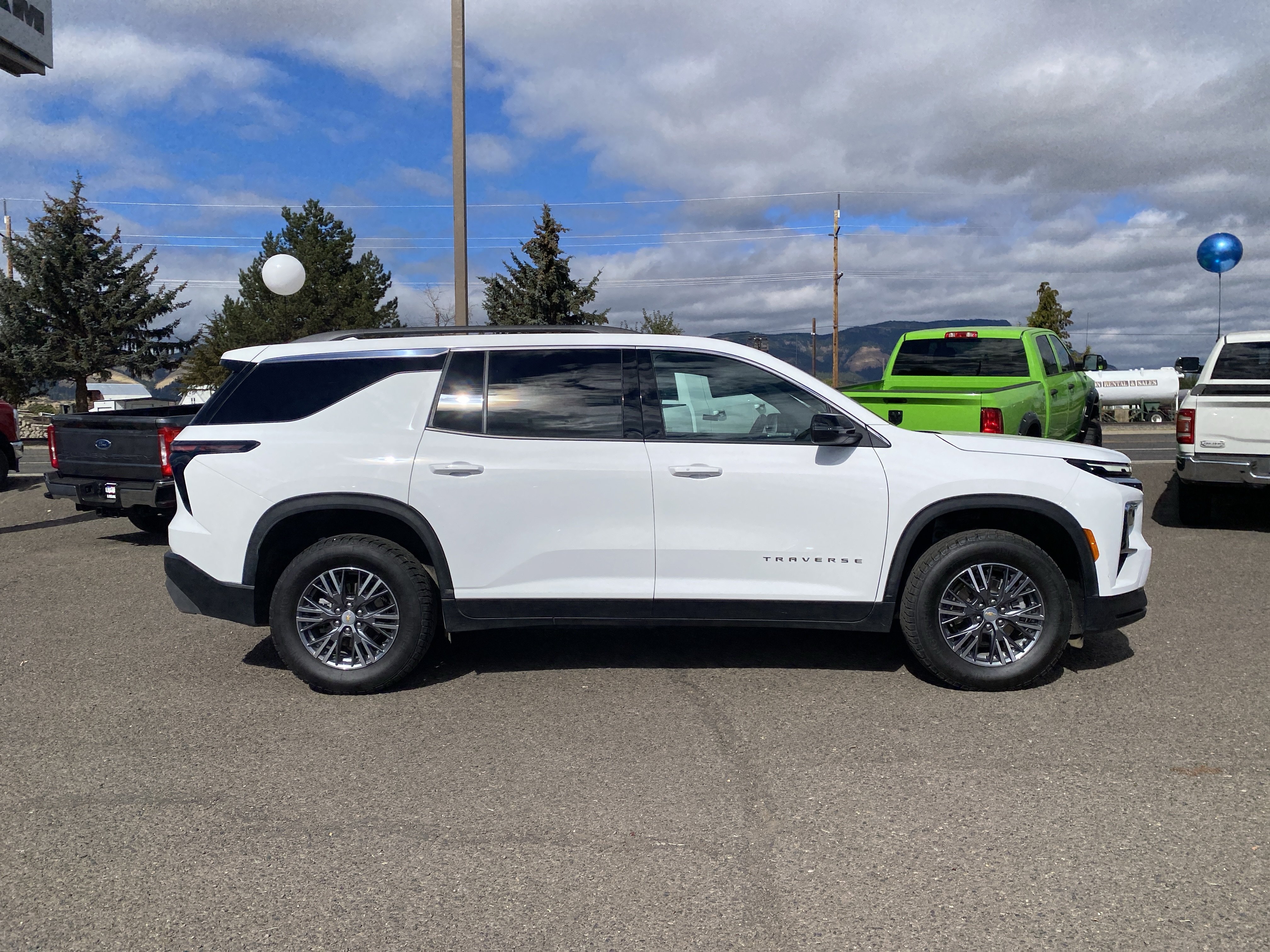 Used 2026 Chevrolet Traverse LT AWD/4WD image 2