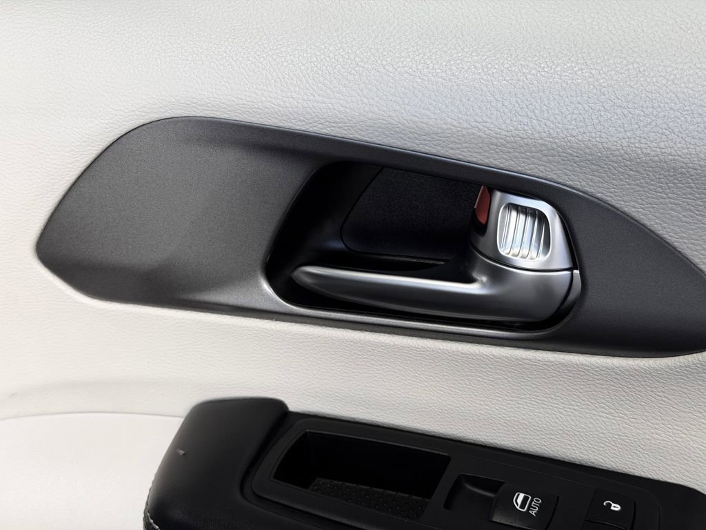 Used 2023 Chrysler Pacifica Touring-L image 29
