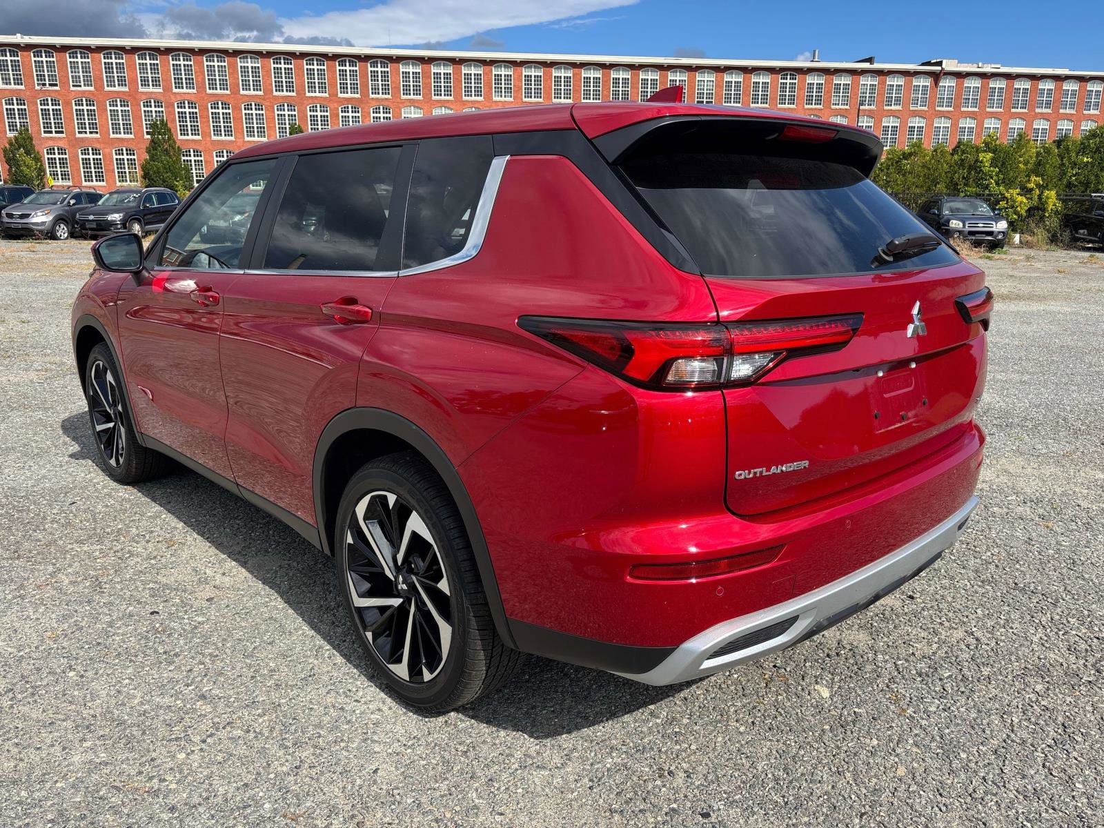 Used 2024 Mitsubishi Outlander SE image 3