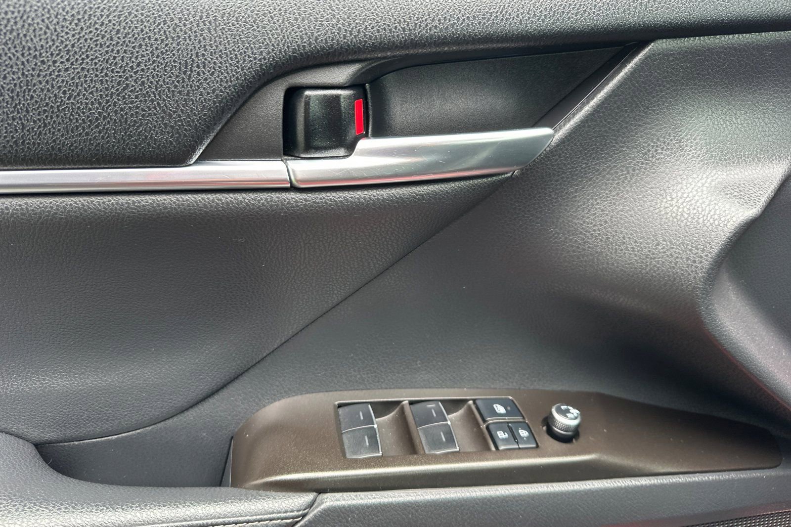 Used 2021 Toyota Camry XSE FWD image 13
