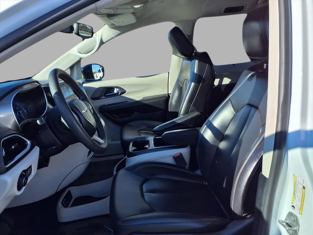 Certified 2024 Chrysler Pacifica Touring-L image 22