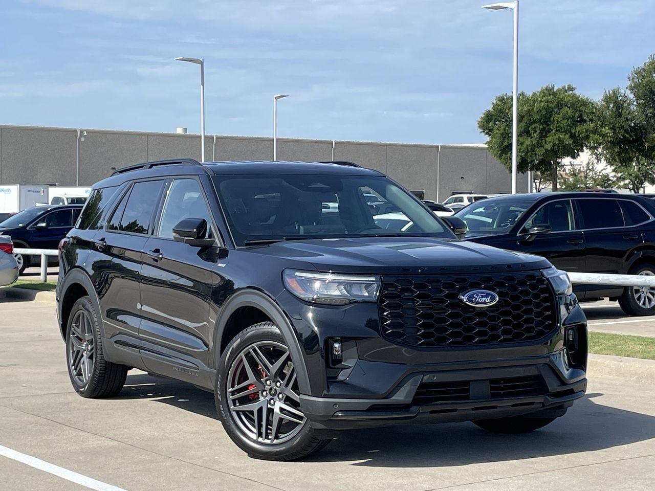 Used 2025 Ford Explorer ST-Line w/ ST-Line Street Pack AWD/4WD image 2
