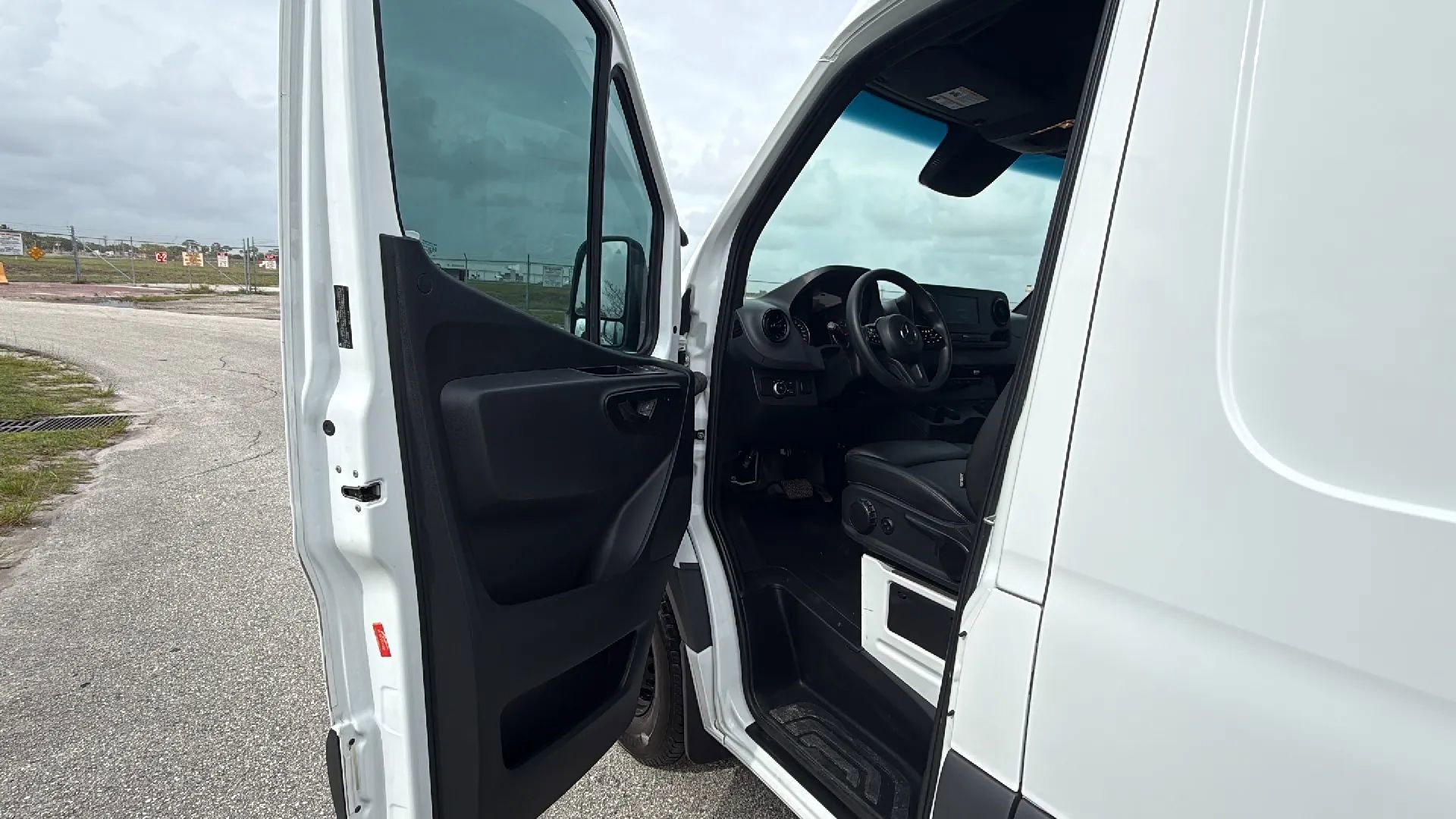 Used 2024 Mercedes-Benz Sprinter 2500 w/ Acoustic Package image 15