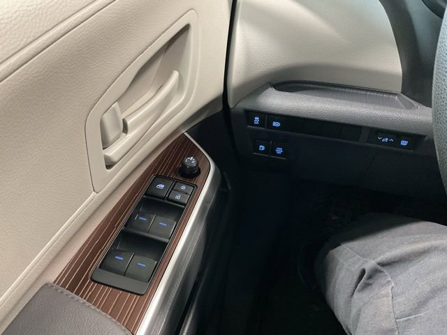 Used 2024 Toyota Sienna LE image 17