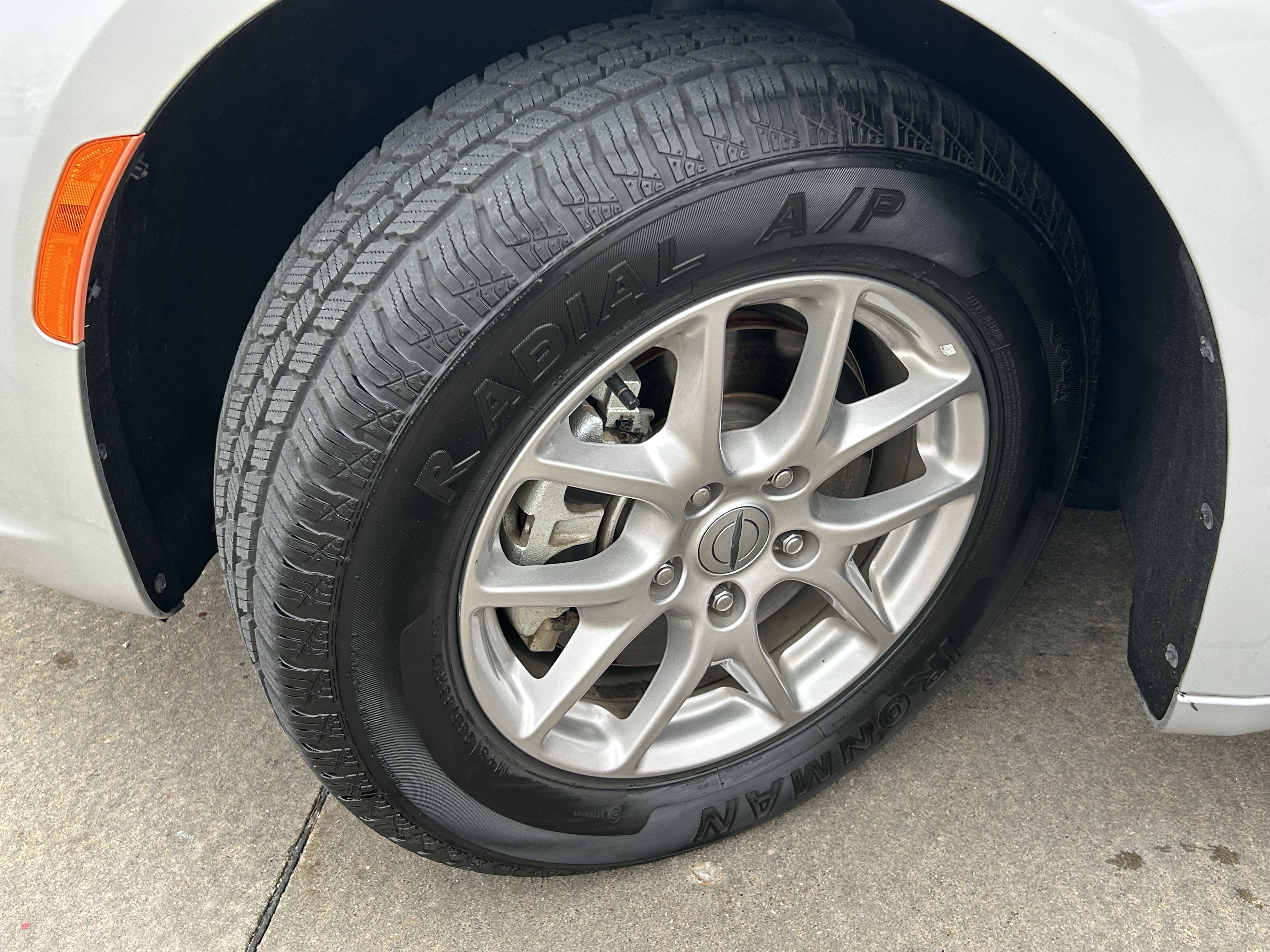 Used 2024 Chrysler Pacifica Touring-L image 9