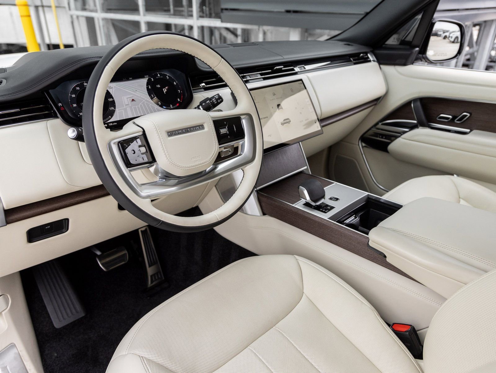 Used 2025 Land Rover Range Rover SE image 4