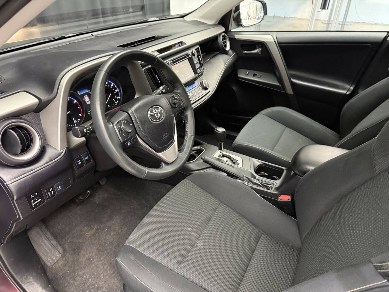 Used 2017 Toyota RAV4 XLE AWD/4WD image 16