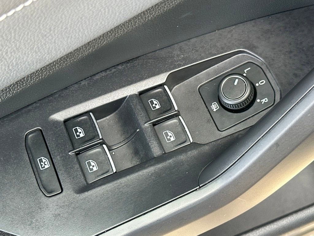 Used 2025 Volkswagen Jetta SEL FWD image 13
