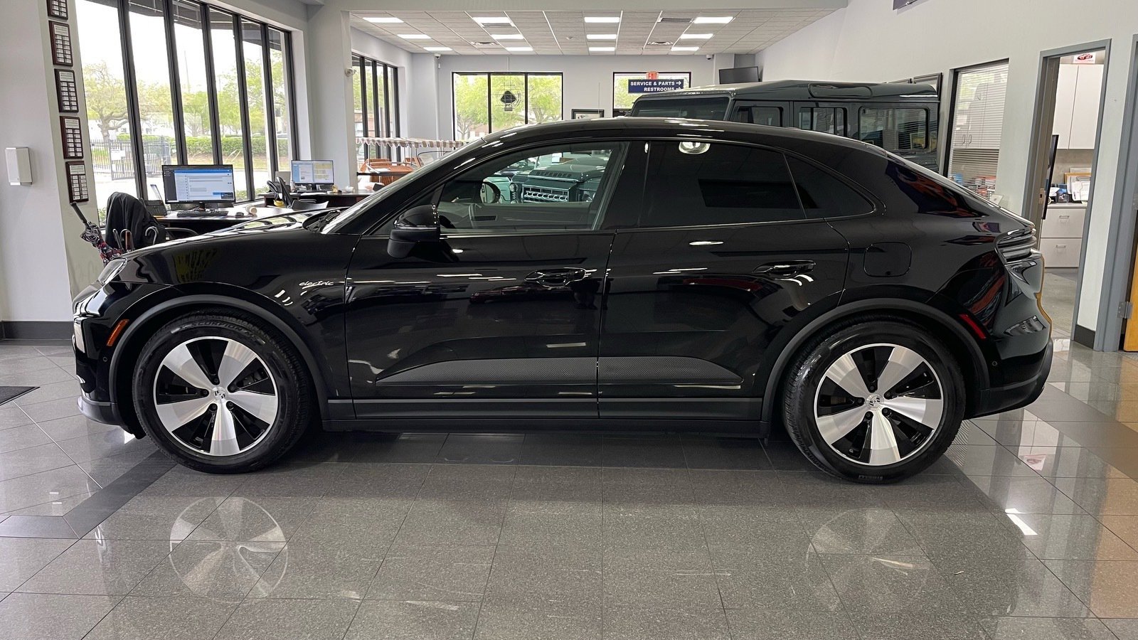 Used 2025 Porsche Macan Electric image 2