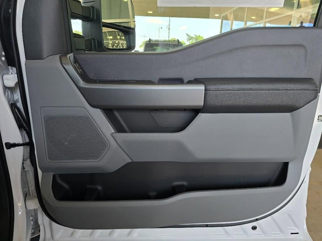 New 2025 Ford F550 4x4 Regular Cab Super Duty image 9